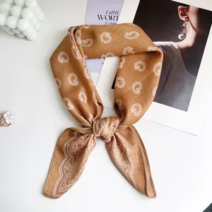 Foulard quadrato di seta vintage con stampa paisley ocra e nodo elegante
