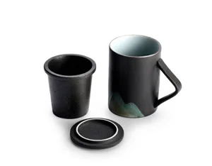 Dettaglio del set tazza da tè in ceramica con filtro e coperchio, design montagna
