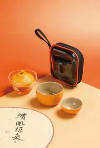 Set da tè da viaggio portatile con teiera in vetro e due tazze arancioni in custodia