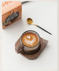 Detailansicht einer gerippten Glaskaffeetasse mit Holzgriff und passendem Holzuntersetzer