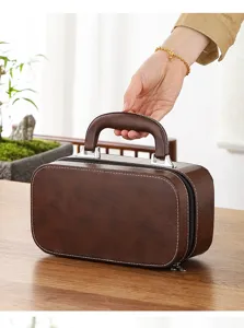 Détail de la sacoche de transport en cuir marron pour le service à thé de voyage