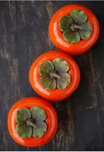 Gros plan détaillé de boîtes à thé artisanales en céramique orange en forme de kaki