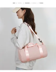 Modella con borsa sportiva cilindrica rosa e tracolla regolabile per palestra