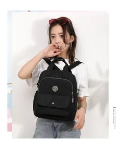 Asiatisches Model trägt einen schwarzen Laptop-Rucksack mit USB-Ladeanschluss