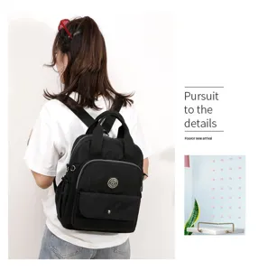 Rückansicht eines minimalistischen schwarzen multifunktionalen Laptop-Rucksacks
