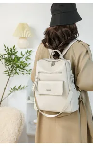 Stilsicherer Damen Rucksack aus weichem PU-Leder in Creme, am Model präsentiert
