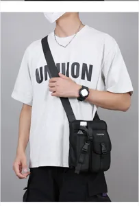 Mannequin portant le sac tactique noir montrant la poche pour bouteille d'eau et la coupe