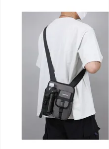 Sac bandoulière extérieur gris pour hommes avec un détail pratique de porte-bouteille