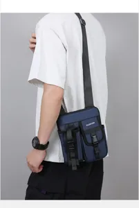 Détail d'un sac messager tactique bleu marine pour l'extérieur avec boucles robustes