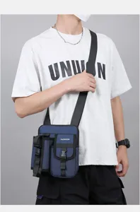 Détail du sac à bandoulière bleu marine pour homme avec poche fonctionnelle pour bouteille