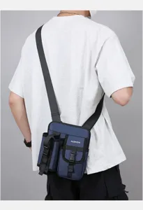 Homme portant un sac bandoulière tactique bleu muni d'un porte-bouteille d'eau pratique.