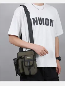 Sac à bandoulière extérieur pour hommes en vert olive avec détail de poche à eau