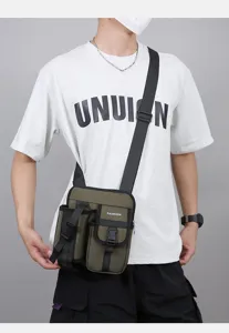 Sac bandoulière tactique vert pour homme avec plusieurs poches porté par un mannequin.
