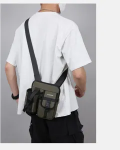 Vue arrière du modèle portant un sac bandoulière tactique vert olive avec porte-gourde