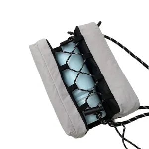 Bolsa bandolera de nailon gris para botella de agua exterior con cordón para senderismo