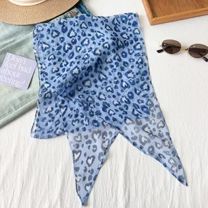 Detailansicht eines vintage blauen herzförmigen Leopard-Print Langschals für den Sommer