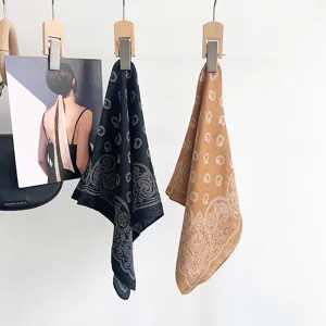Foulard quadrati paisley retrò in nero e cammello con dettagli in seta fine