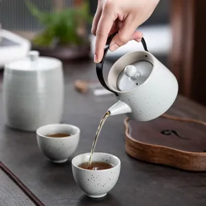 Japanisches Keramik-Teeservice mit Teekanne, zwei Tassen und Teedose in ruhiger Umgebung
