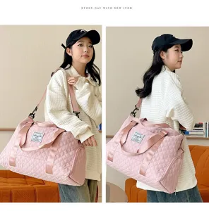 Elegante bolsa de viaje acolchada rosa de gran capacidad en un entorno de estilo de vida
