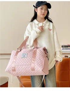Mujer joven con un gran bolso de viaje rosa acolchado para fitness y viajes cortos
