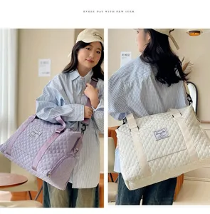 Bolso de viaje acolchado grande con correa ajustable en color púrpura y blanco crema