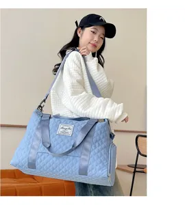 Bolsa de deporte acolchada azul de gran capacidad usada por una modelo para escala