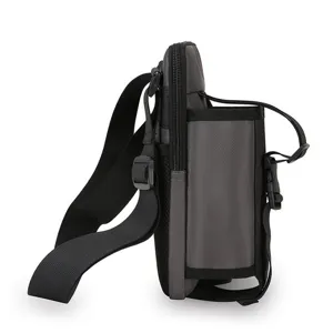 Vue latérale d'un sac bandoulière d'extérieur étanche avec porte-bouteille pour hommes