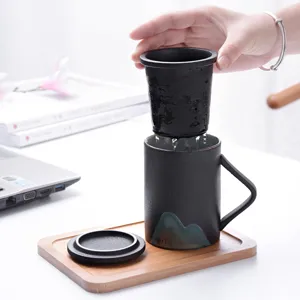 Tazza da tè grande in ceramica con infusore e coperchio, design elegante con montagna