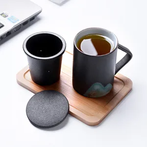 Set tazza da tè in ceramica nera opaca con infusore e coperchio su vassoio