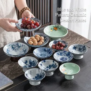 Assiette à collation élégante en porcelaine bleue et blanche à pied haut