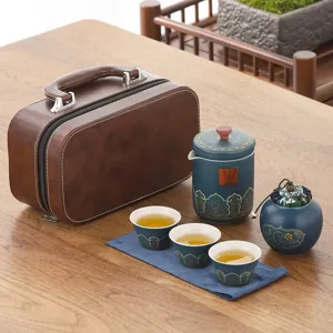 Service à Thé de Voyage en Céramique Kung Fu Portable Avec Étui en Cuir Motif Lotus Vintage Théière Et Tasses Pour Cadeau de Voyage En Extérieur