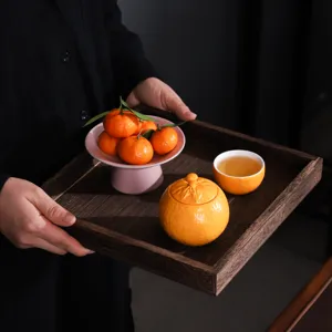 Set de boîte à thé en céramique en forme d'orange avec tasse assortie sur plateau en bois