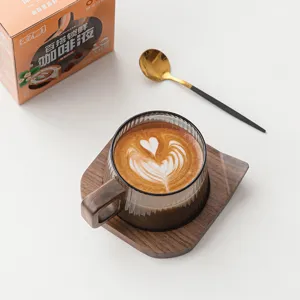 Eleganter Kaffeetasse aus Glas mit Holzgriff und passender Untertasse mit Goldlöffel