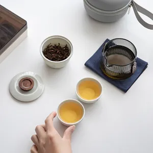 Tragbares Reise-Tee-Set aus Keramik und Glas mit kompakter Tragetasche und Tassen