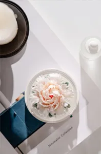Detailaufnahme eines handgefertigten Pfingstrosen Keramik Blume Aroma Diffusors