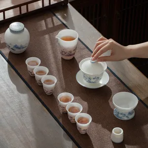 Set da tè Kung Fu in porcellana bianca con un elegante motivo paesaggistico blu.