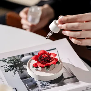 Handgefertigter Diffusor aus Keramik Kapokblüte mit Tropfenzähler für ätherische Öle