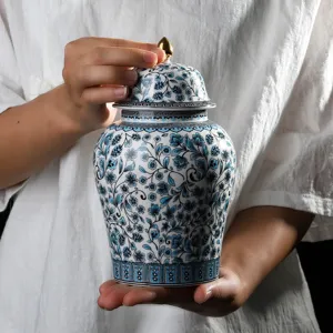 Große blau-weiße Porzellandose mit floralem Emaillemuster für die Innendekoration