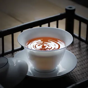 Tazza da tè Gaiwan in porcellana bianca Dehua di alta qualità con bordo blu e increspature