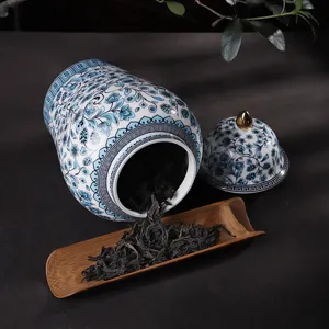 Teebehälter aus blau-weißem Emaille mit klassischen Mustern und goldenem Deckelknopf