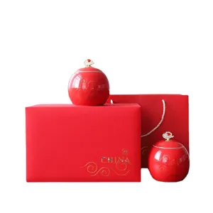 Elegantes rotes Keramik-Teedosen-Set mit traditionellen Wolkenmustern und Geschenkbox-Präsentation.
