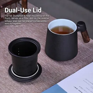 Tazza da tè in ceramica nera con manico in legno, infusore e coperchio multifunzione.
