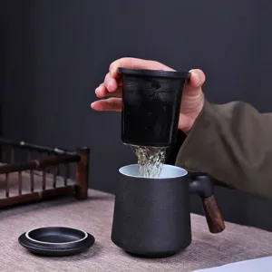 Tazza da tè in ceramica nera con manico in legno e filtro a estrazione