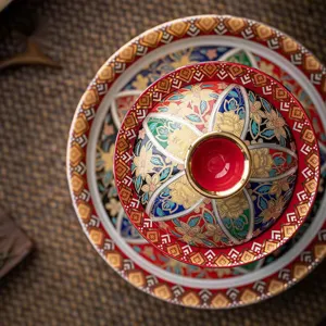 Lujoso cuenco de té Gaiwan floral de esmalte con borde dorado y estilo palaciego