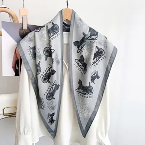 Elegante Detailansicht des grauen Seidenschals mit klassischem Kutschen-Printmuster