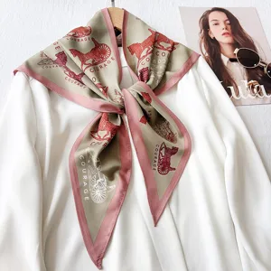 Eleganter Seidenschal mit Kutschen-Print und Courage-Schriftzug für modische Damen