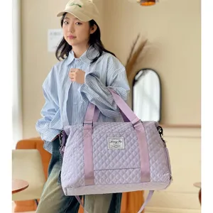 Bolsa de deporte acolchada grande en violeta claro mostrada por modelo asiática