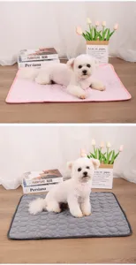 Detailansicht der rosa und grauen Eisseiden-Kühlmatten für kleine Hunde und Katzen