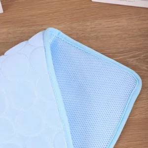 Detailopname van blauwe koelmat voor huisdieren met ademende mesh-rug en doorgestikt.