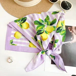 Stylisches lila-weiß gestreiftes Baumwoll-Halstuch mit frischem Zitronen-Print-Muster